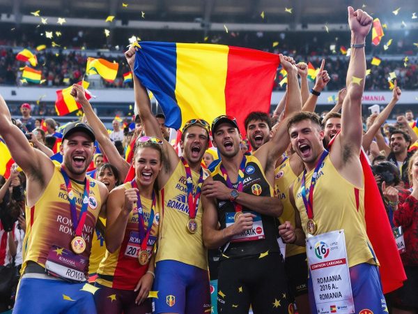 Sportivi români la competiții internaționale, sărbătorind victoriile.