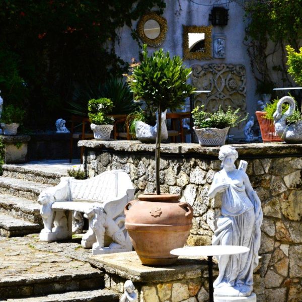 Promovarea Produselor la EkoGroup Vila: Decoruri Neoromânești pentru Lansări Memorabile